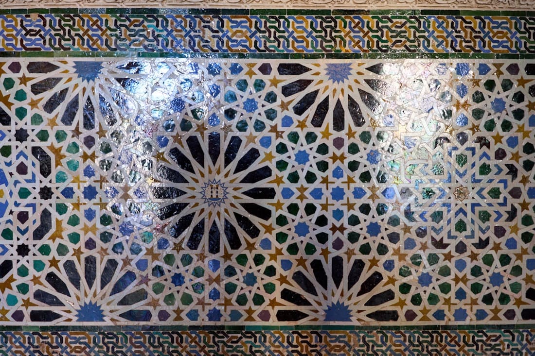 Mosaico zellige a stelle geometriche in smalto blu, verde e bianco